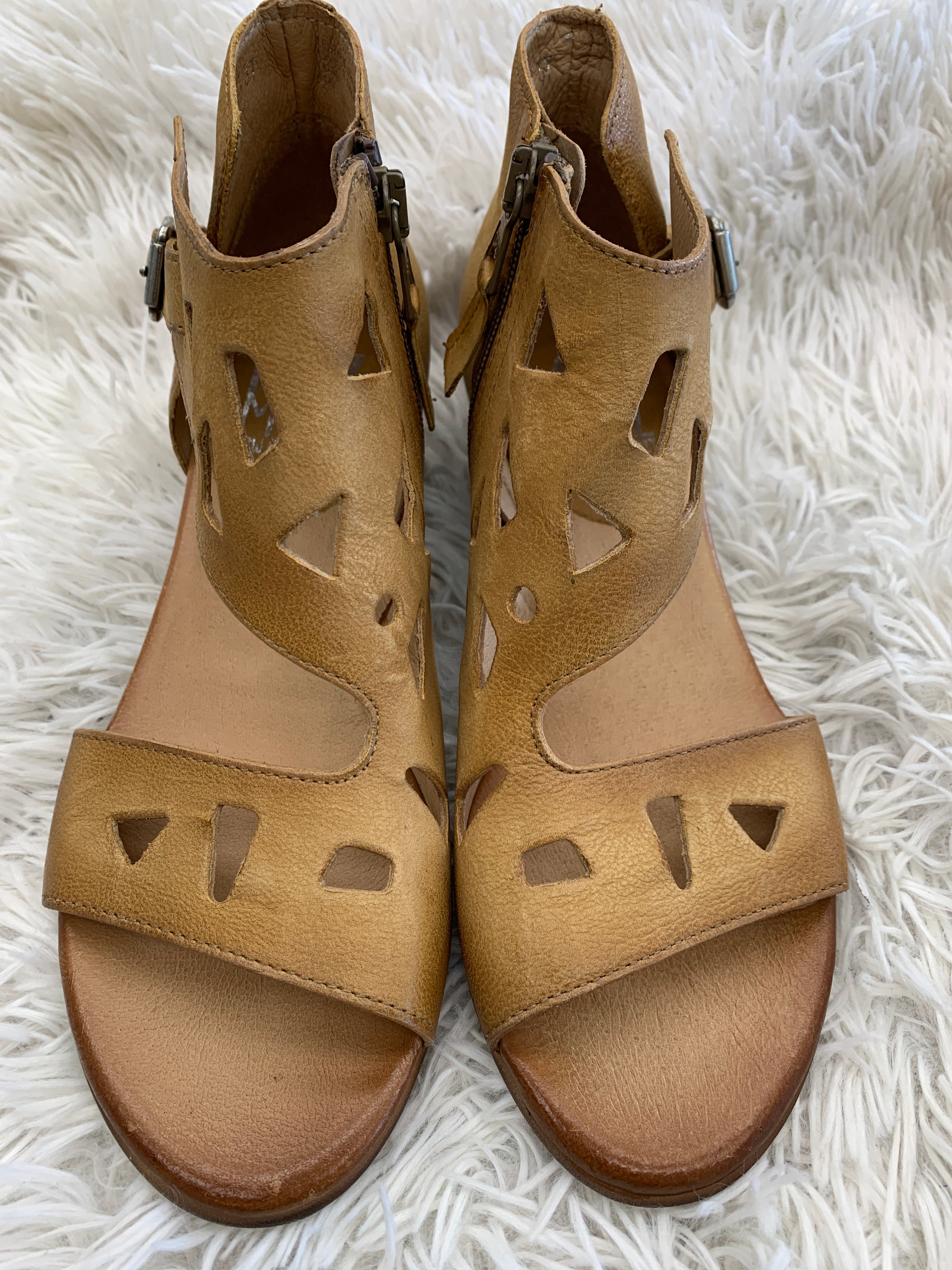 Tan Sandals Heels Block Miz Mooz Size 6.5 Clothes Mentor Newport News VA 200