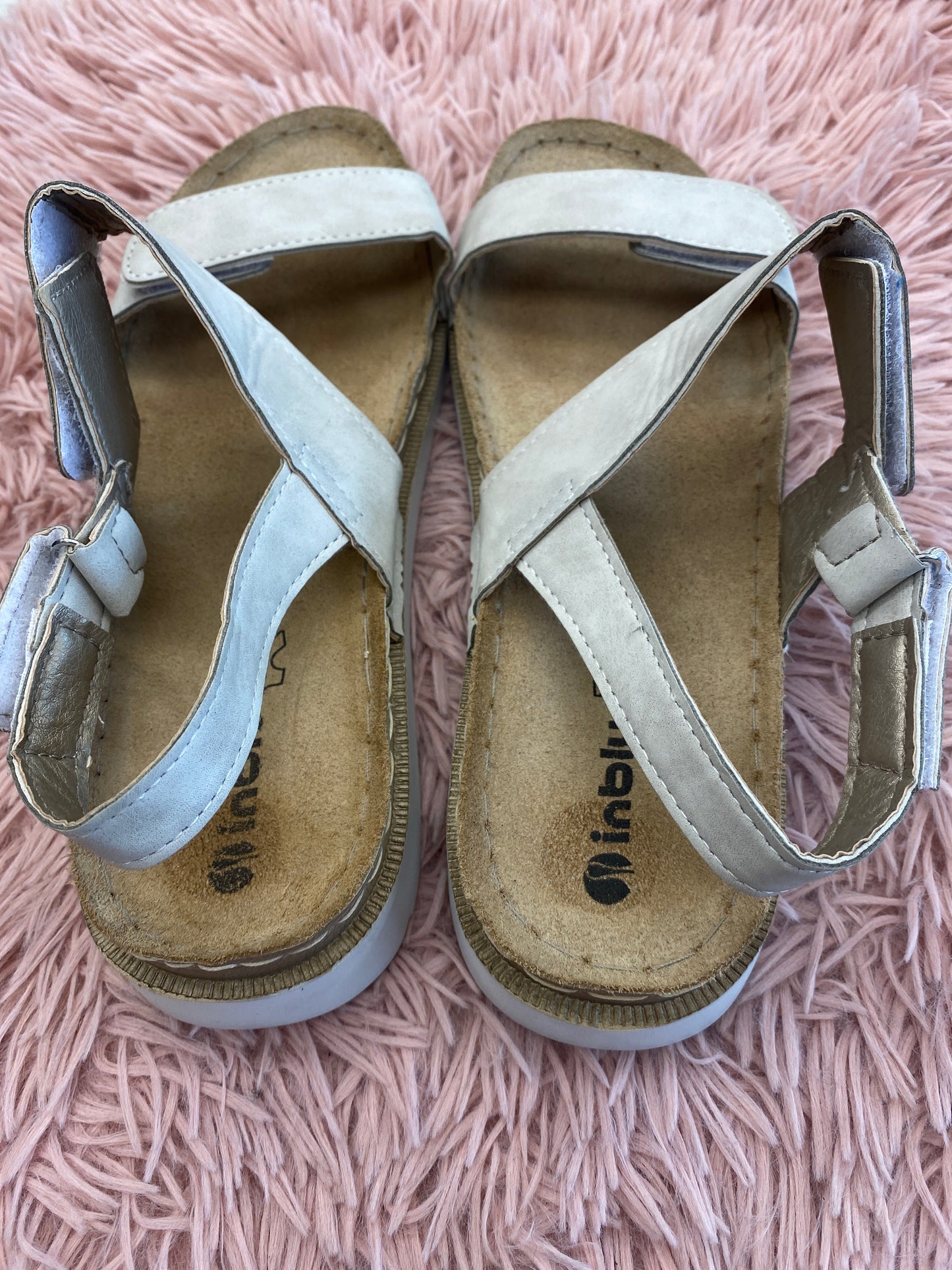 Sandals Flats By Clothes Mentor In Grey, Size: 10.5