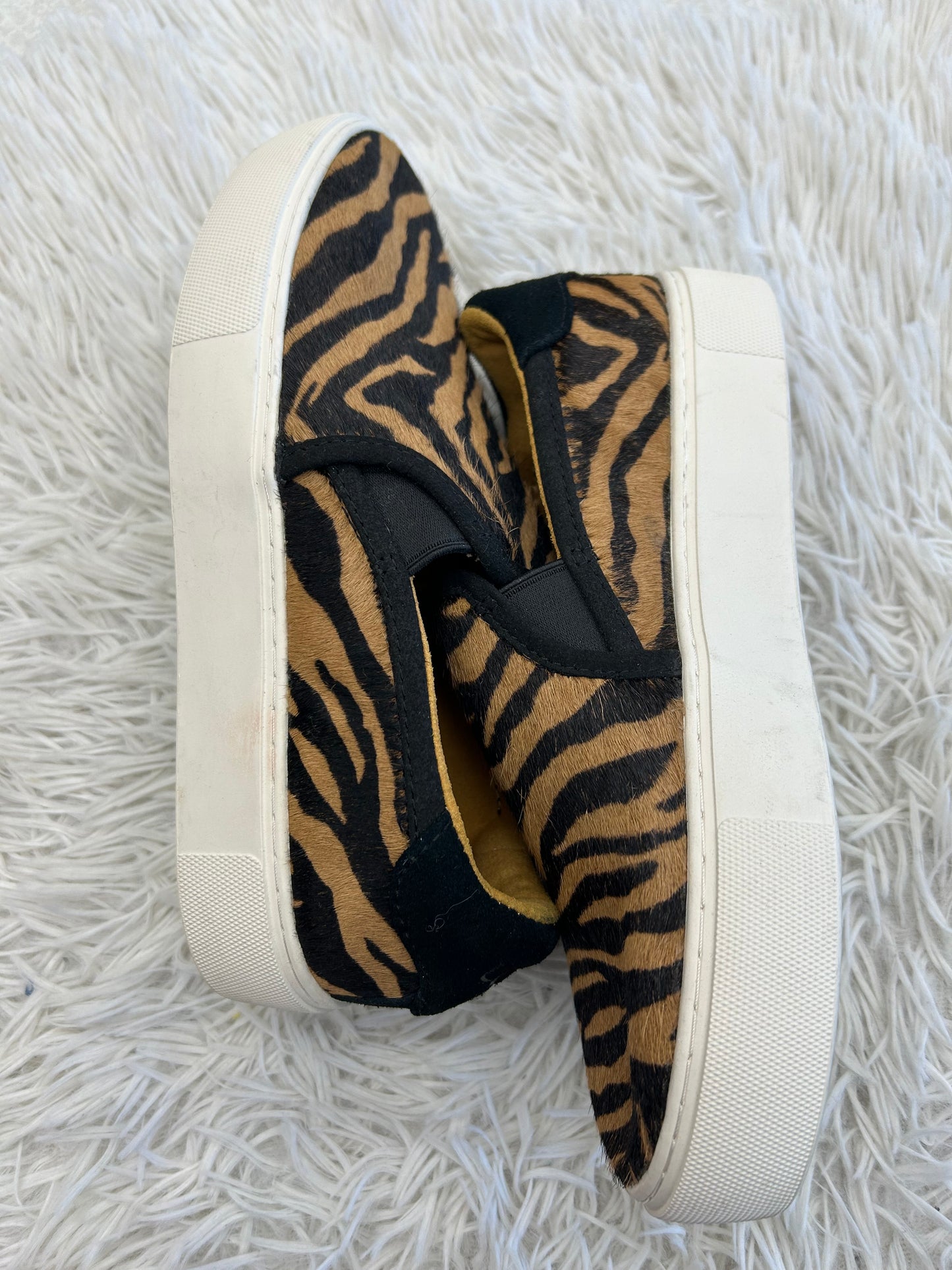 Shoes Flats By Ugg In Animal Print, Size: 6