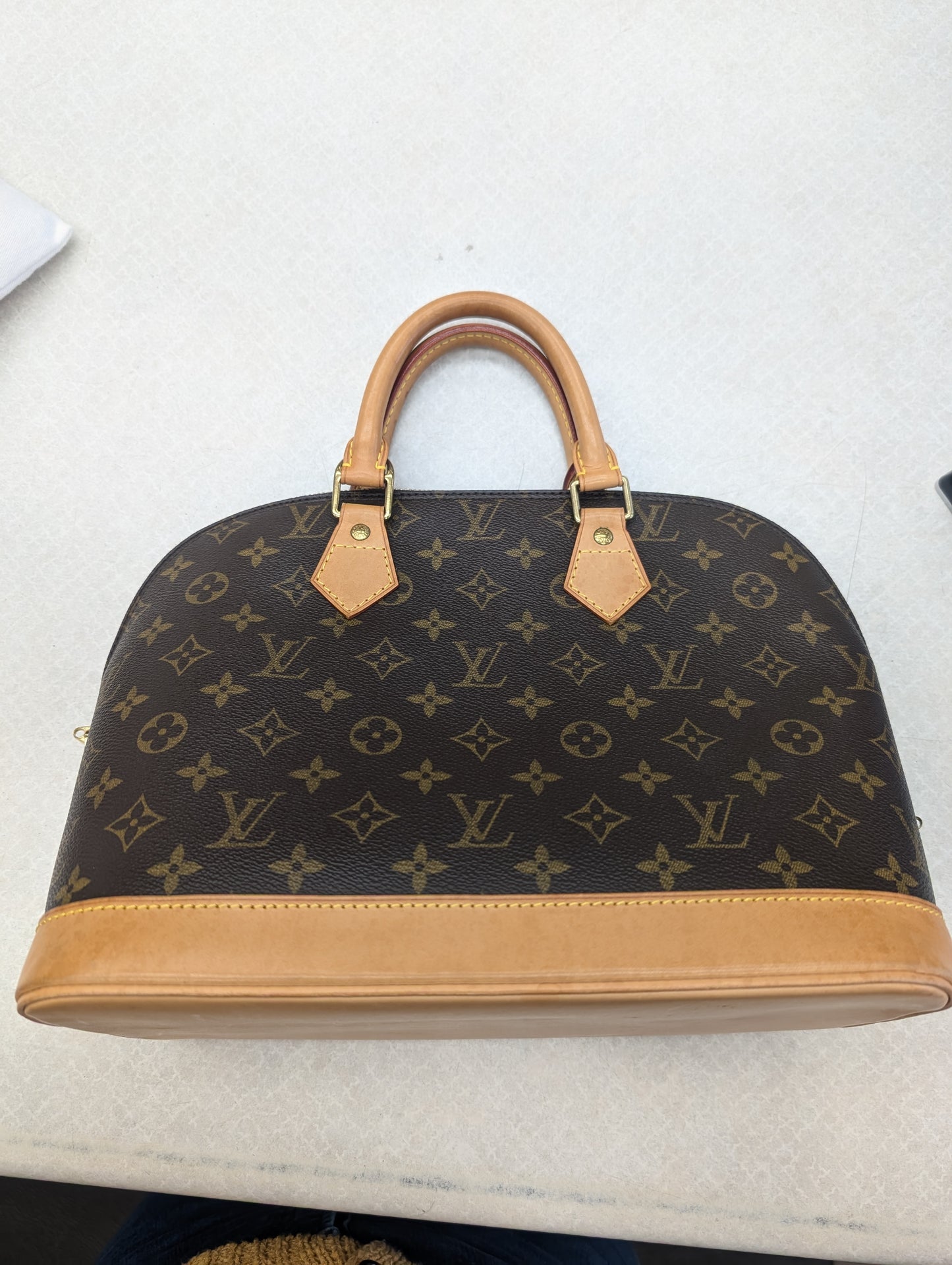 Handbag Luxury Designer By Louis Vuitton, Size: Medium