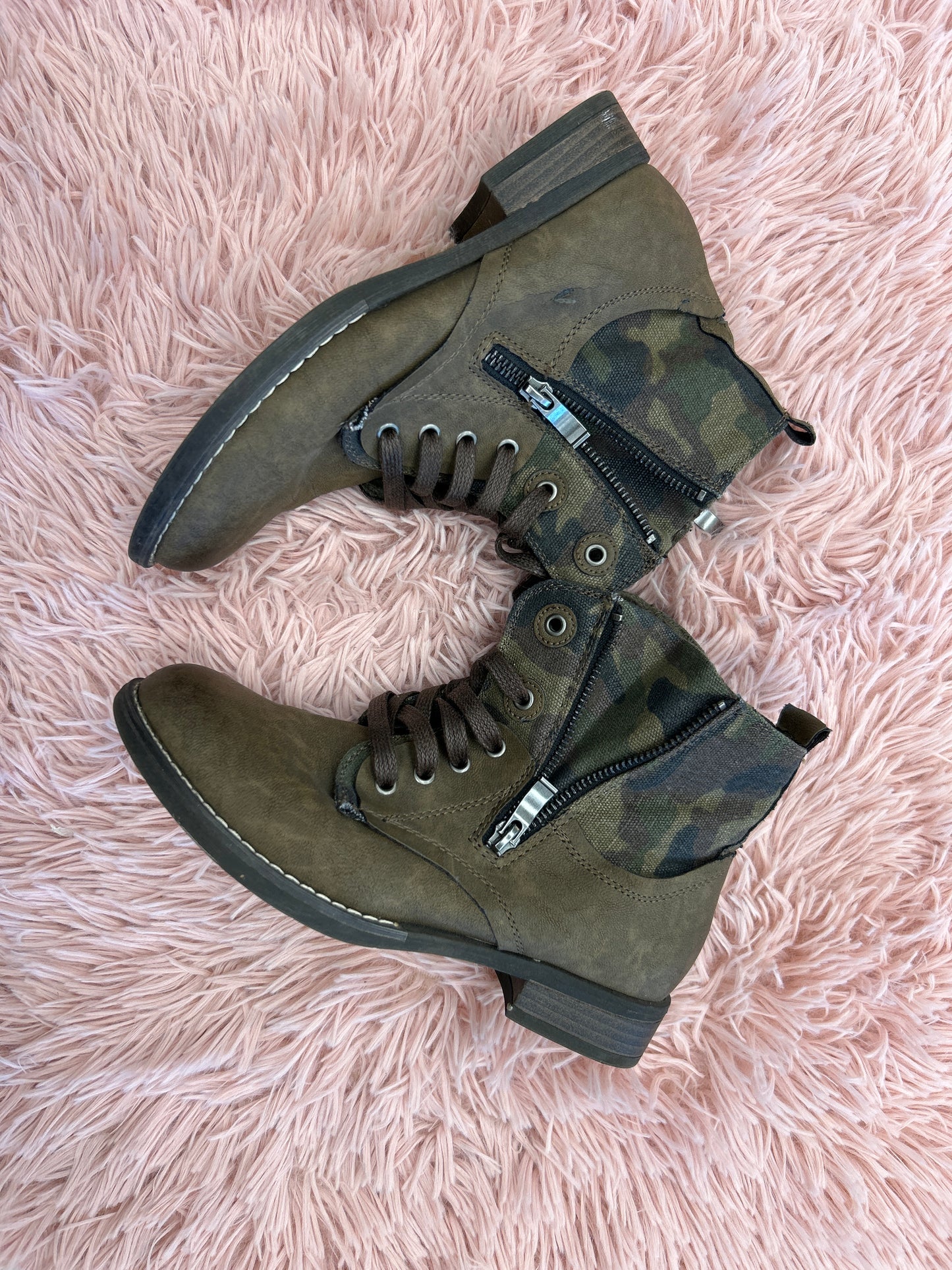 Boots Combat By Clothes Mentor  Size: 6.5