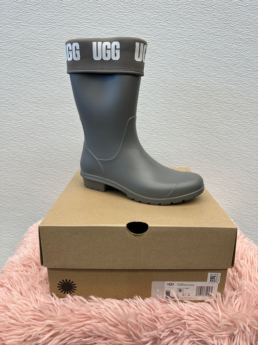 Boots Rain By Ugg  Size: 6