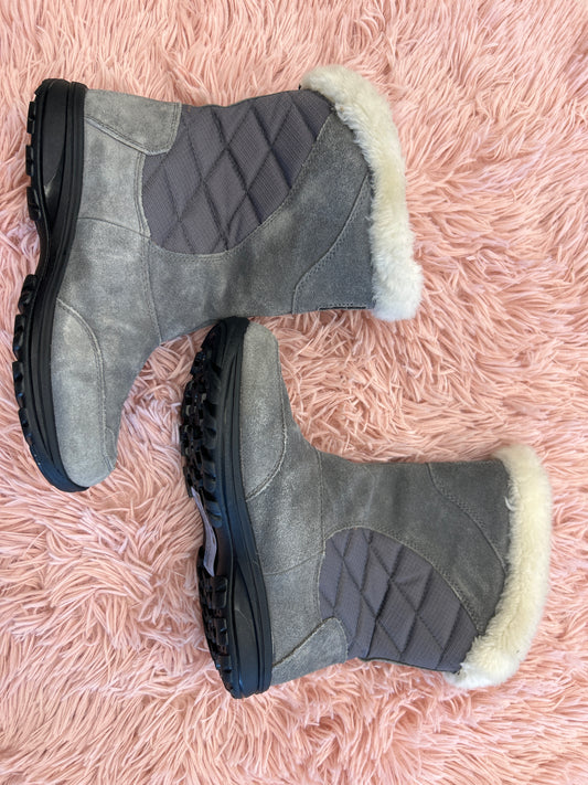 Boots Snow By Columbia  Size: 6